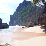 Menjelajahi Keindahan Tersembunyi Pantai Karang Payung Wonogiri